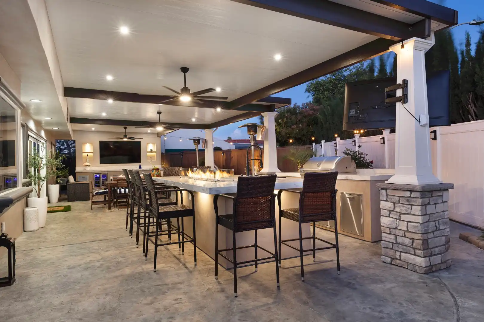 Outdoor Kitchen Contractors